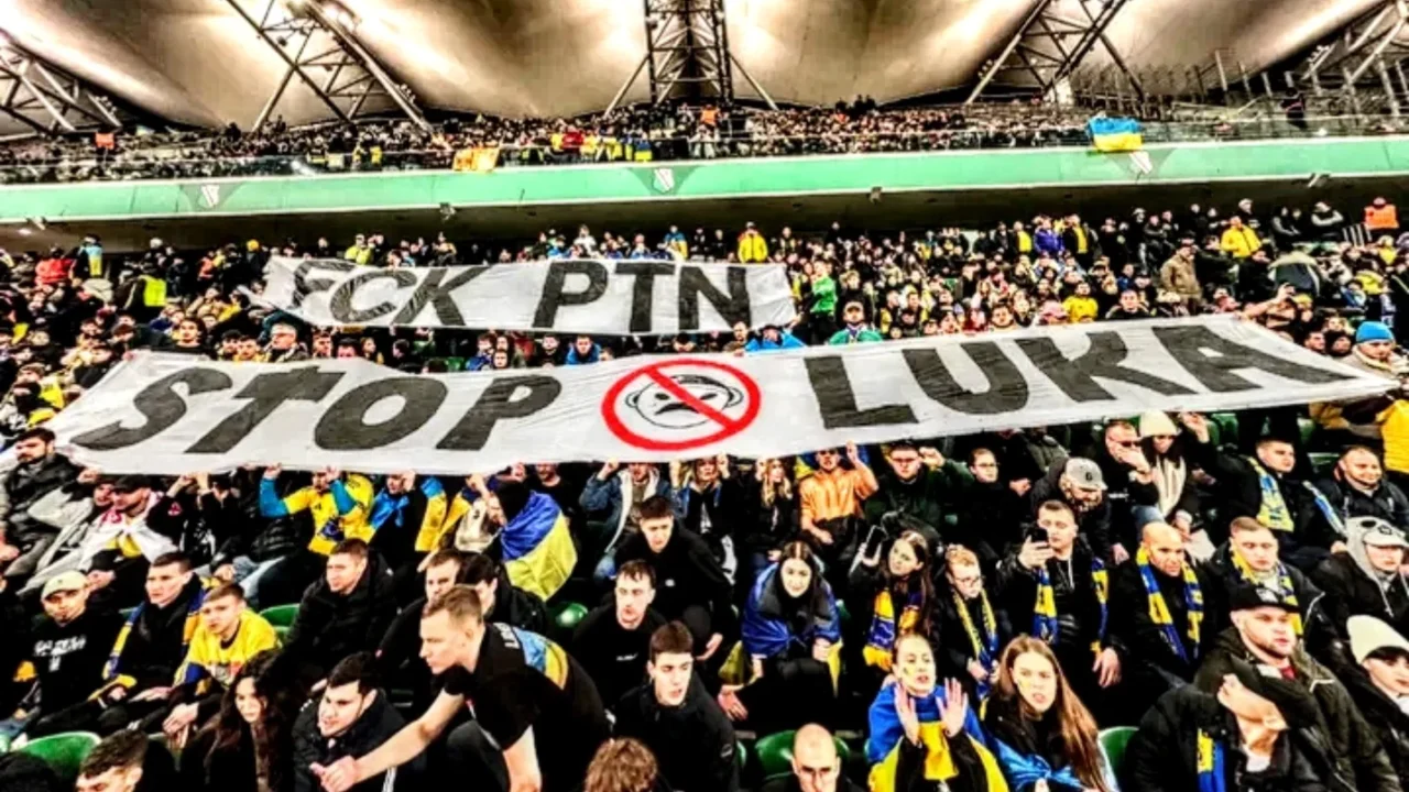 Білоруські фанати підтримали Україну банерами проти путіна та лукашенка на матчі збірної