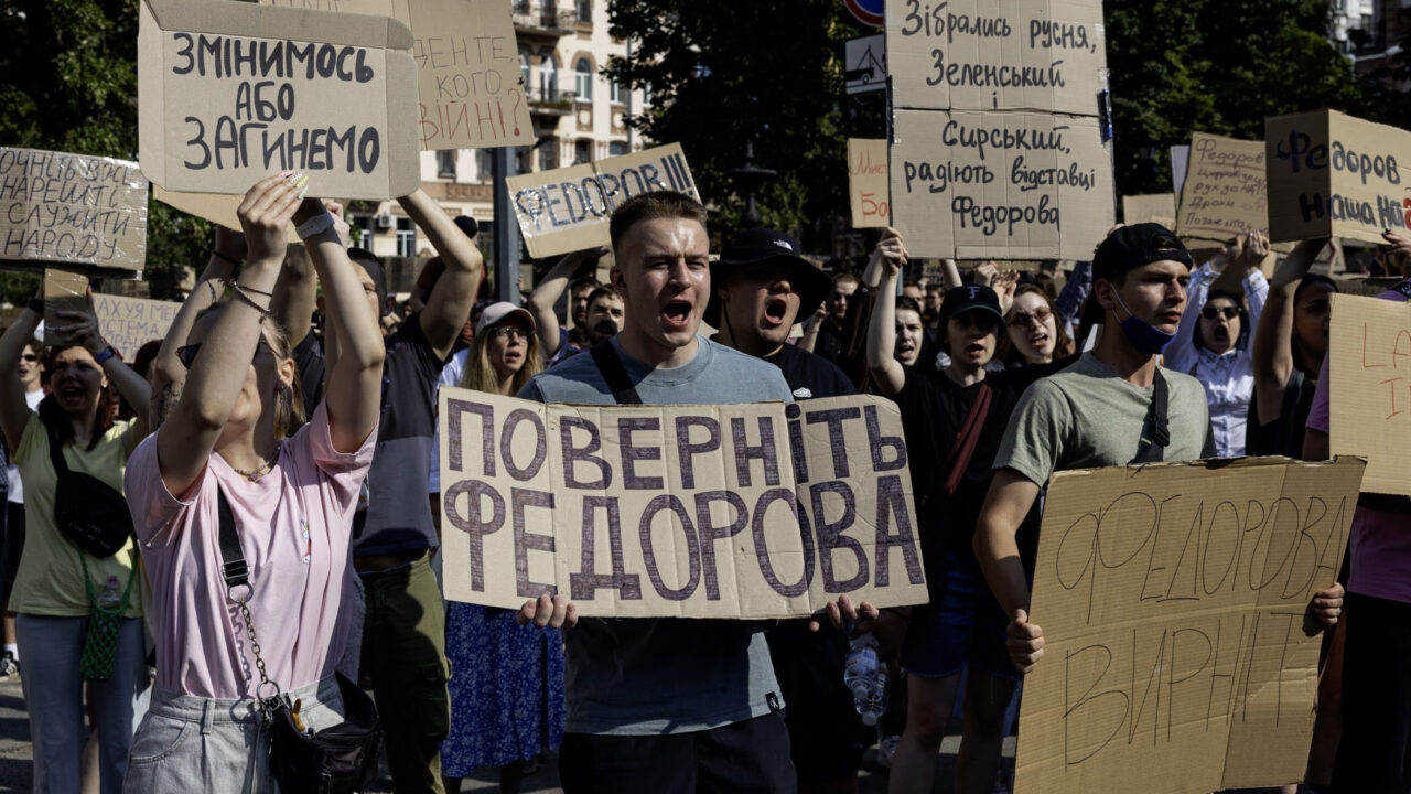 Спонсори «картонного Майдану»: хто платить за захист крісла Федорова